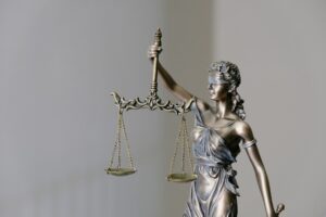 Statue of Lady Justice holding scales to represent how a wrongful death attorney in Chicago can assist a surviving family member in seeking justice